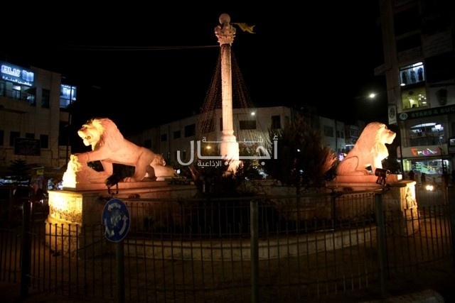 دوار المنارة في رام الله يضيء باللون البرتقالي بمناسبة اليوم العالمي للقضاء على العنف ضد المرأة